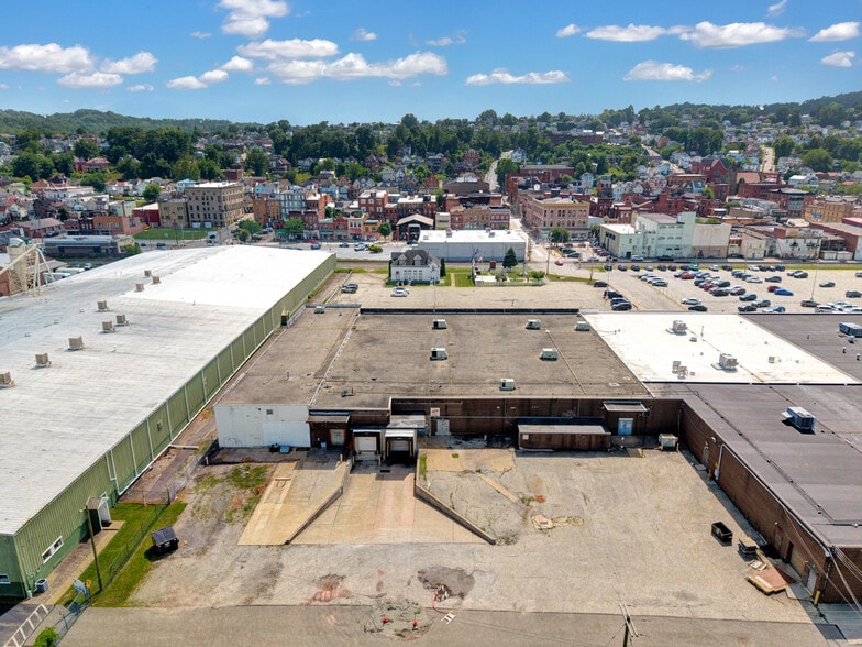 More Photos Of 100 Chamber Plz, Charleroi Supermarket For Lease