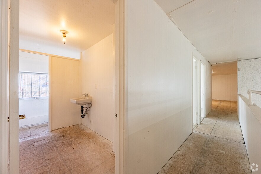 More Photos Of 3201-3215 S Broadway, Los Angeles Warehouse For Sale