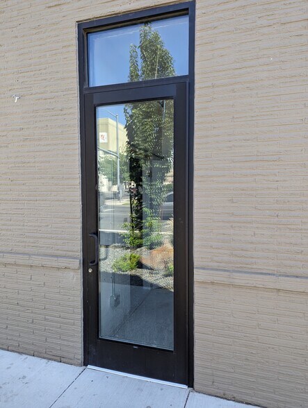 More Photos Of 602 E Yakima Ave, Yakima Storefront Retail Office For Lease
