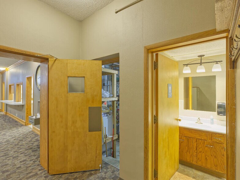 More Photos Of 410 1st St N, Winsted Office For Sale