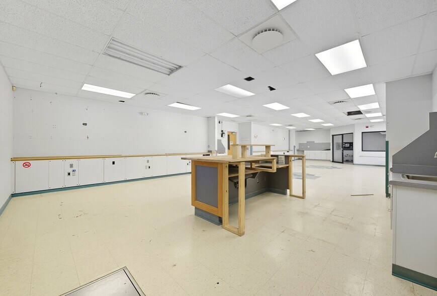 More Photos Of 508-514 Canterbury Rd, Kings Mountain Flex For Sale