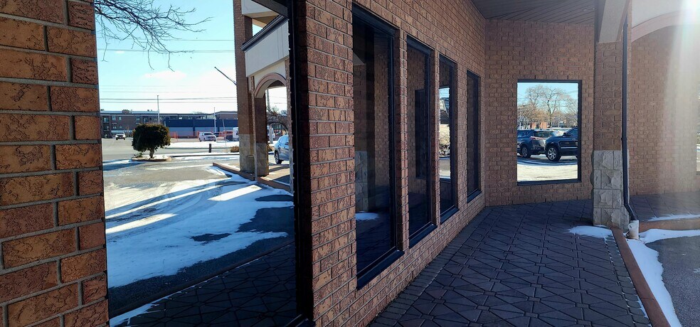 More Photos Of 1390 Walker Rd, Windsor Storefront For Lease