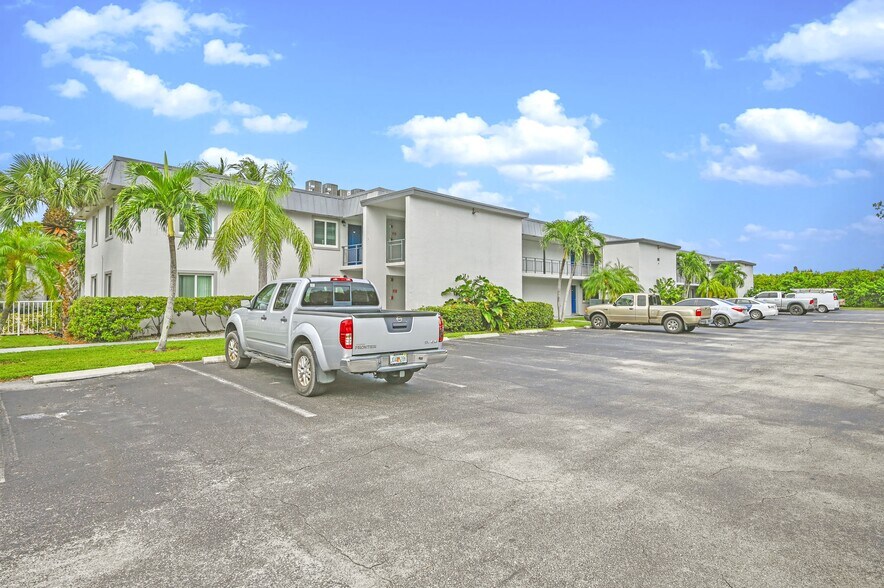 More Photos Of 8372 Beacon Blvd, Fort Myers Apartments For Sale