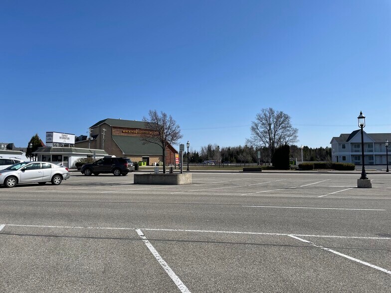 More Photos Of 217 E Central Ave, Mackinaw City Storefront For Lease