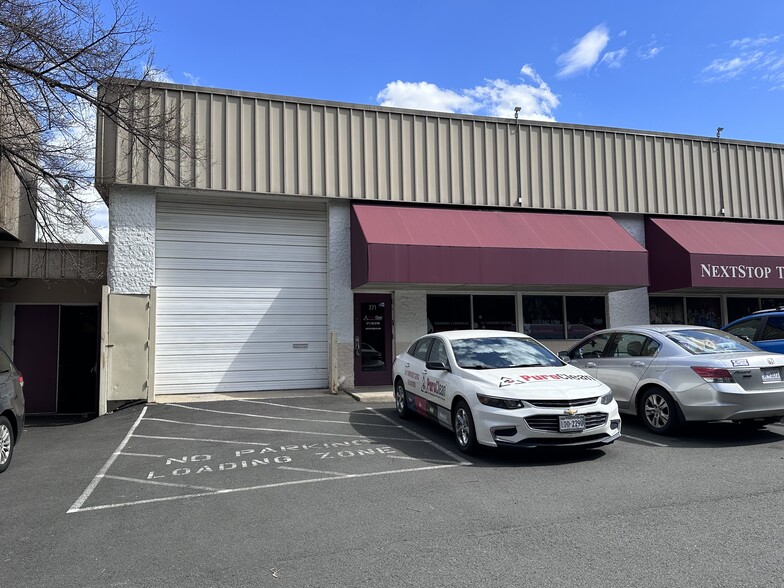 Primary Photo Of 259-271 Sunset Park Dr, Herndon Showroom For Lease