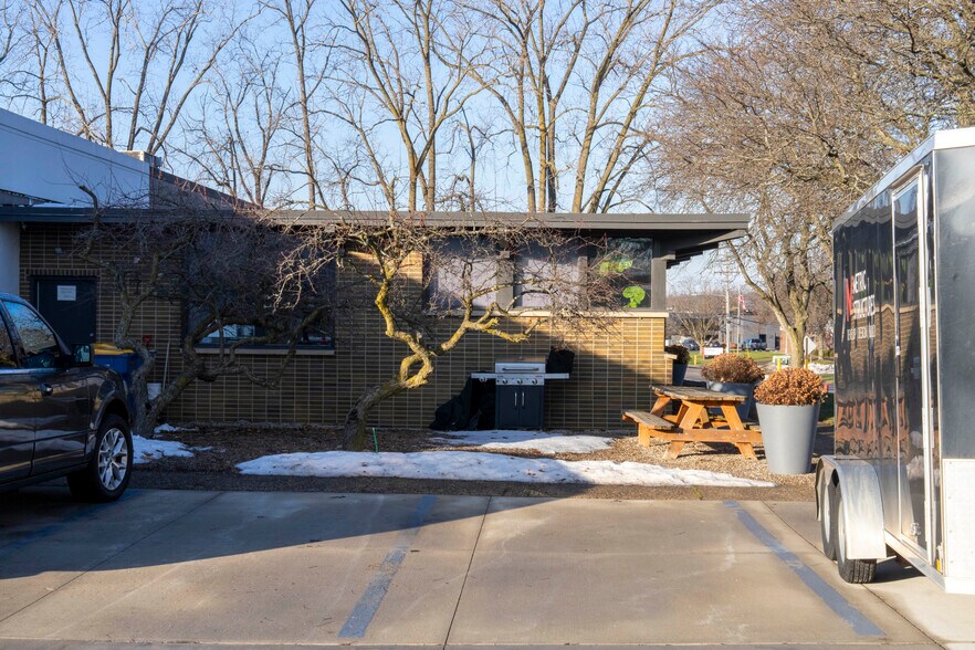 More Photos Of 2350 Oak Industrial Dr NE, Grand Rapids Warehouse For Lease