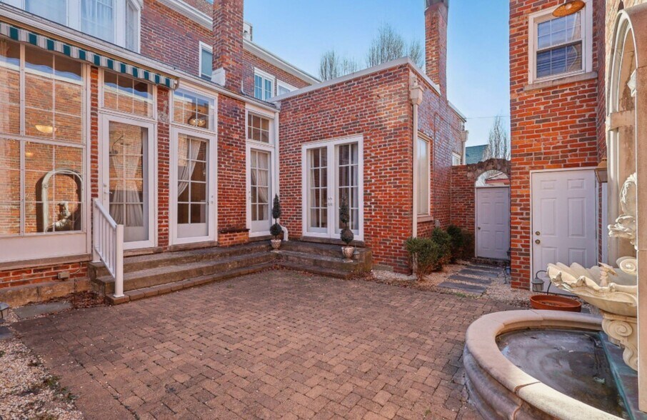 More Photos Of 118 S Walnut St, Troy Showroom For Sale