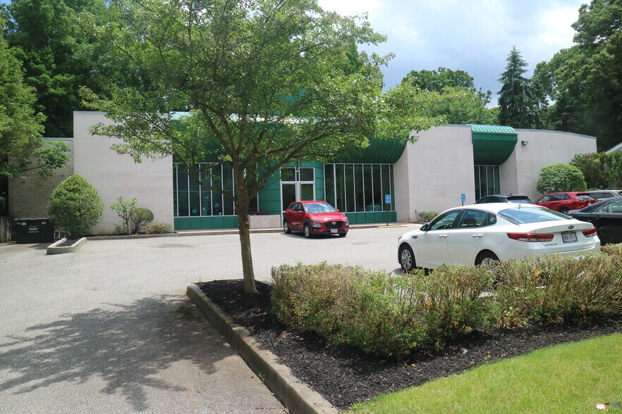 More Photos Of 864 W Jericho Tpke, Huntington Medical For Lease