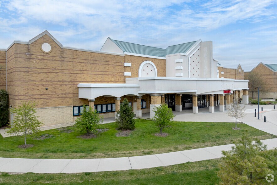 More Photos Of 300 Parkway Dr, Lincolnshire Movie Theatre For Lease