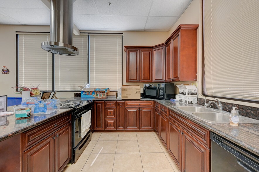 More Photos Of 6284 Spring Mountain Rd, Las Vegas Office For Sale