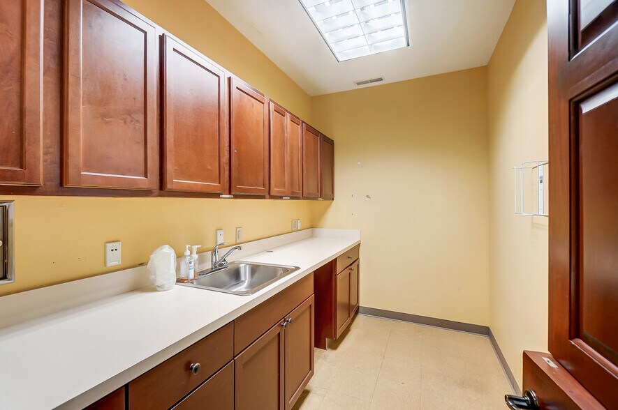 More Photos Of 3300 Philadelphia Dr, Dayton Medical For Sale