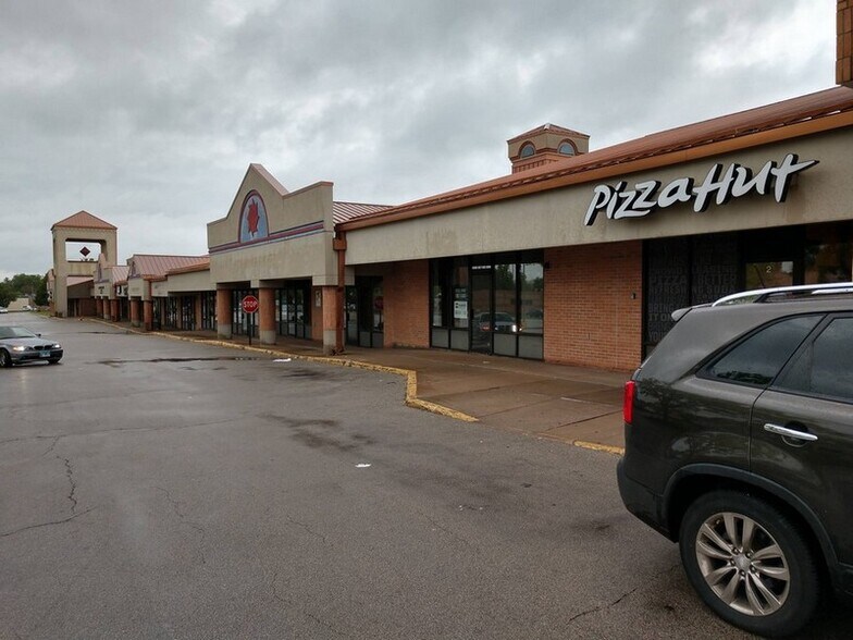 More Photos Of 3311 N Sterling Ave, Peoria General Retail For Sale