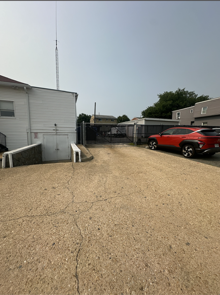 Primary Photo Of 1611 S Walter Reed Dr, Arlington General Retail For Lease