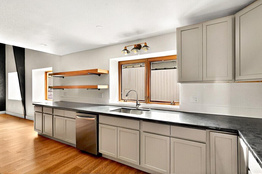 More Photos Of 11544 Cockleburr Rd, Roanoke Warehouse For Lease