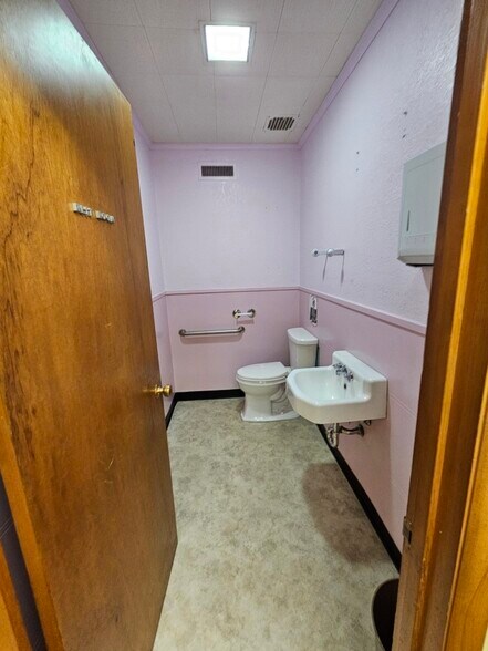 More Photos Of 1106 E Broadway Ave, Enid Medical For Sale