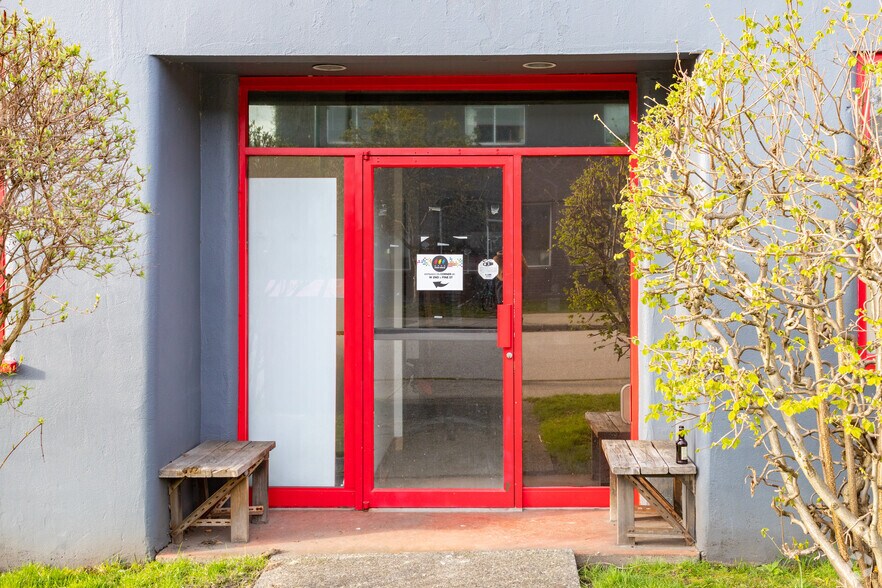 More Photos Of 1695 W 2nd Ave, Vancouver Warehouse For Lease