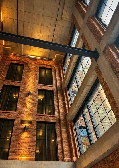 More Photos Of 160 Rue King, Montréal Office For Lease