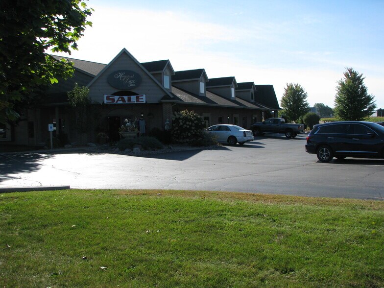 More Photos Of 2071 Central Dr, Green Bay General Retail For Lease