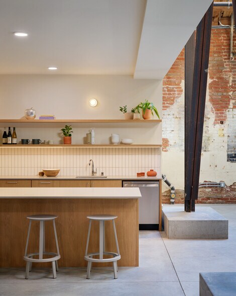 More Photos Of 407 Molino St, Los Angeles Showroom For Lease