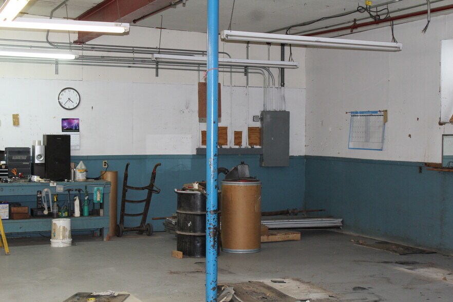More Photos Of 16-18 Proctor St, Salem Warehouse For Lease