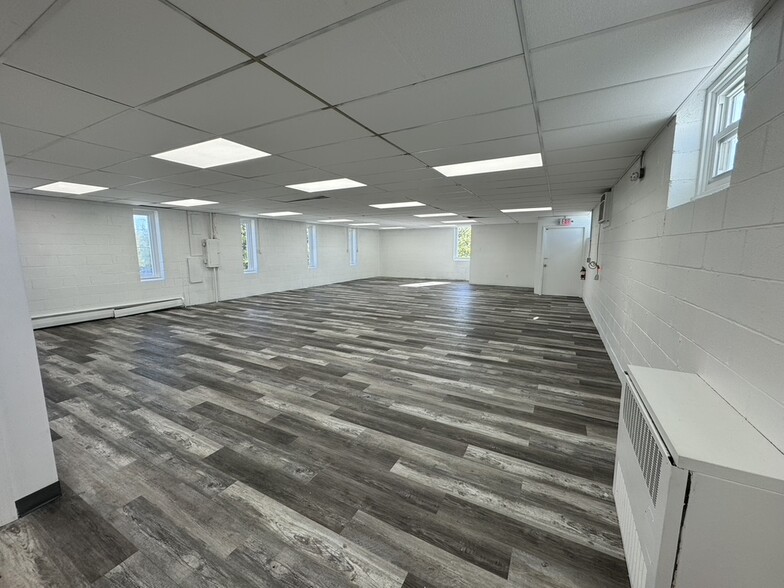 More Photos Of 357 Cottage St, Springfield Warehouse For Lease