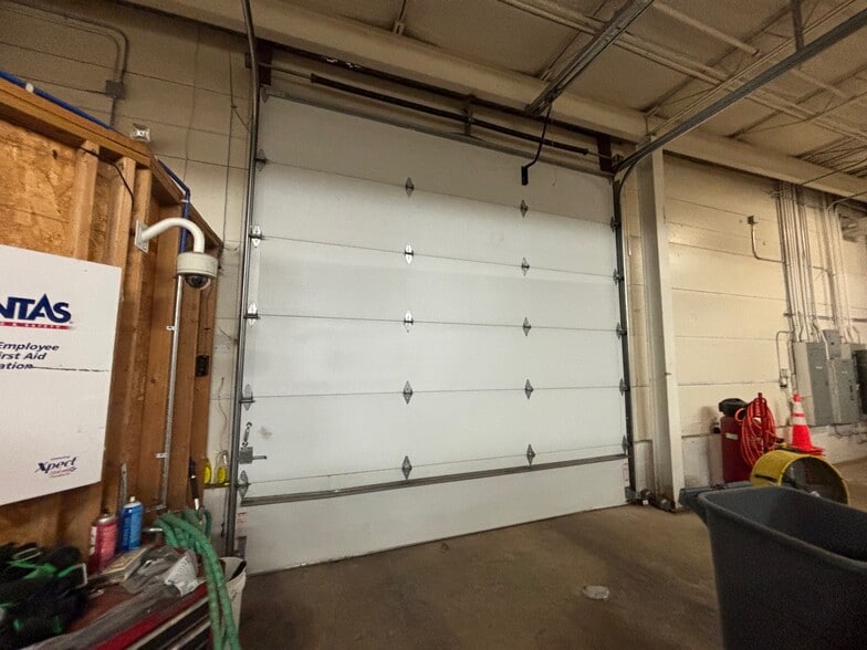 More Photos Of 4854-4864 S 10th St, Milwaukee Showroom For Lease