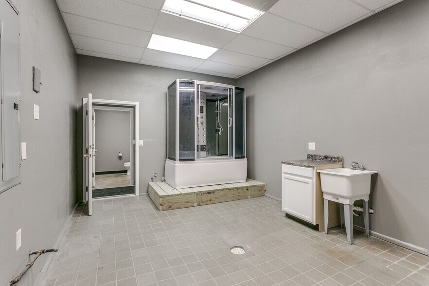 More Photos Of 3212 E Walnut St, Tecumseh Flex For Sale