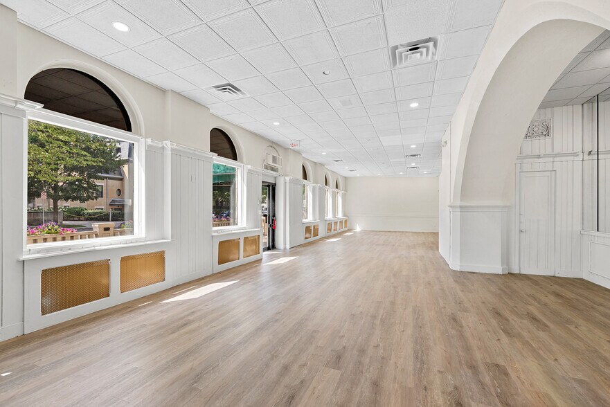 More Photos Of 1028 E Juneau Ave, Milwaukee Hotel For Lease