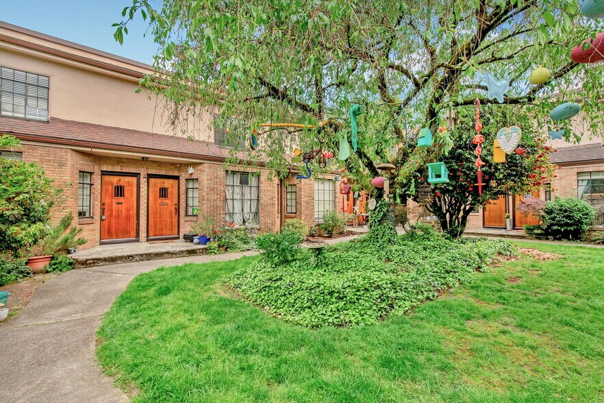 More Photos Of 2336 NW Pettygrove St, Portland Apartments For Sale