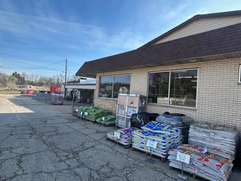 More Photos Of 305 W Madison St, Waterloo Freestanding For Sale