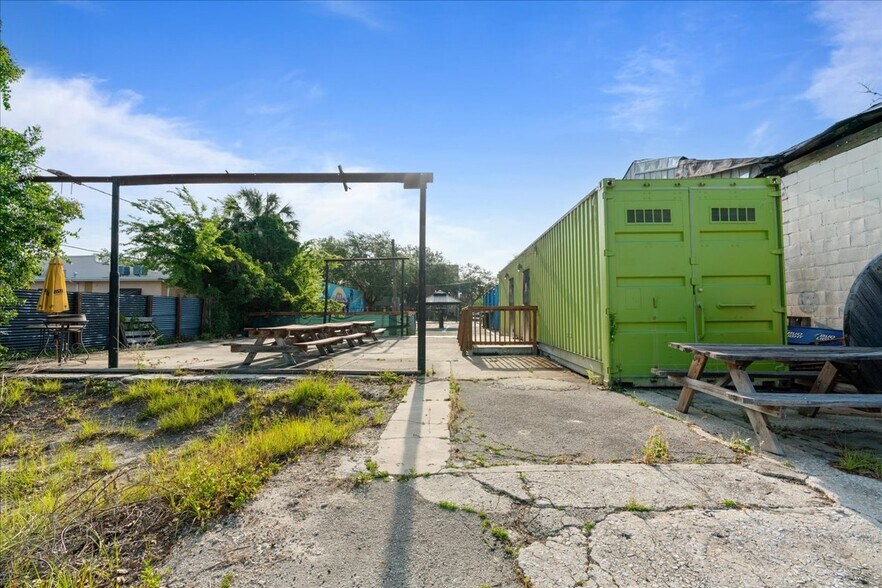 More Photos Of 514 N Main St, Gainesville Service For Lease