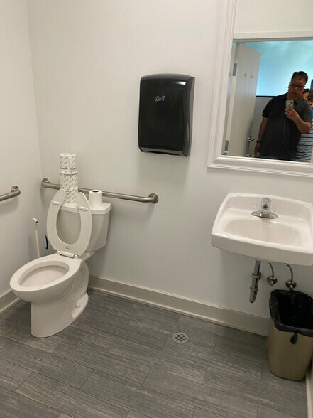 More Photos Of 5000 N Broadway St, Chicago Restaurant For Lease