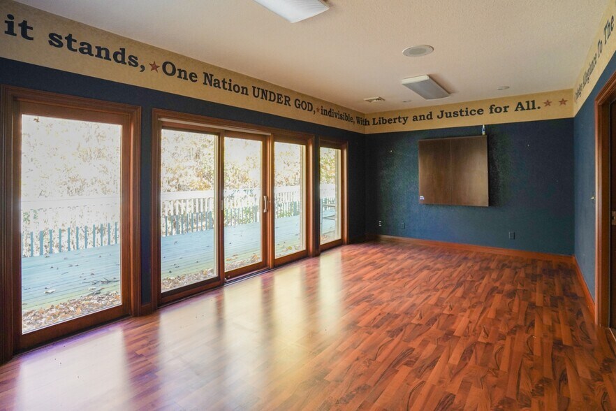 More Photos Of 328 Northpoint Ave, Huntington Office Residential For Lease