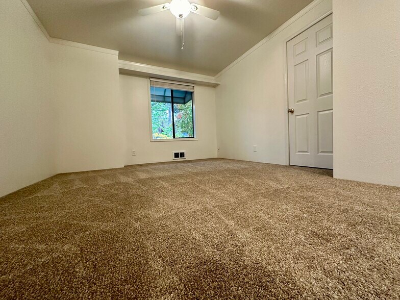 More Photos Of 600 W Crockett St, Seattle Apartments For Lease