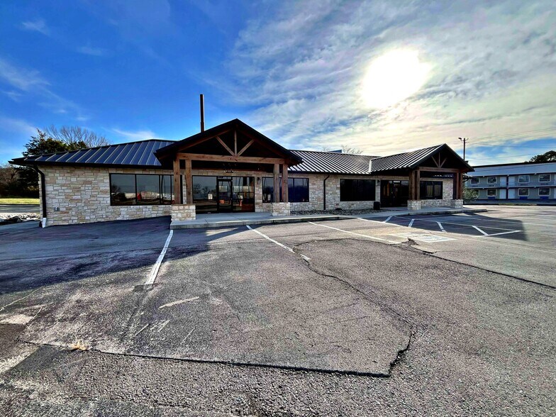 More Photos Of 1391 Murrays Chapel Rd, Sweetwater Showroom For Sale