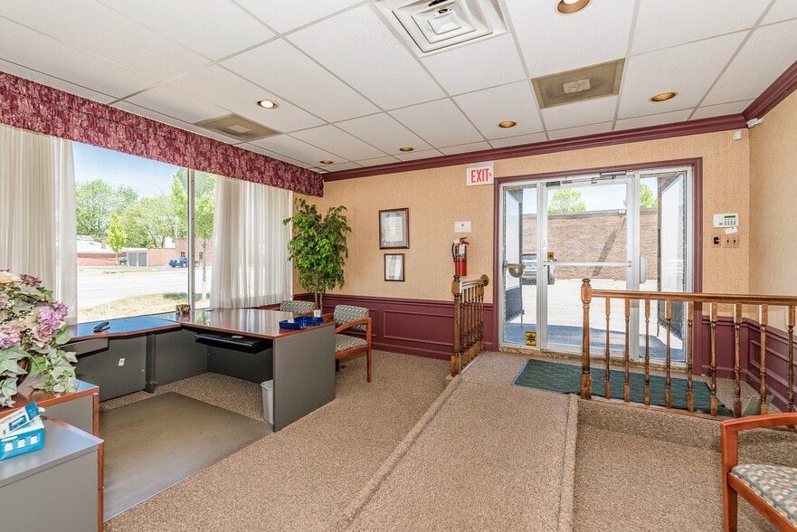 More Photos Of 18735 Ecorse Rd, Allen Park Office For Lease