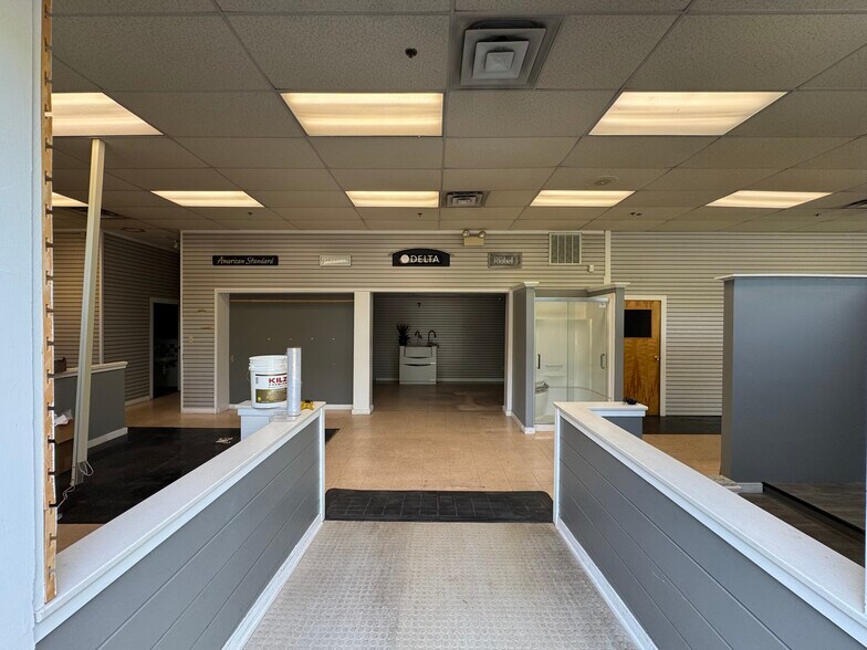 More Photos Of 176 Hartford Rd, Manchester Warehouse For Lease