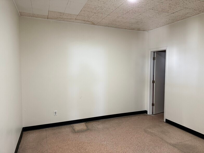 More Photos Of 121 N Lafayette Ave, Marshall Flex For Sale