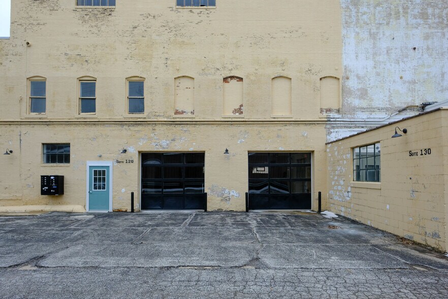 More Photos Of 408 W Main St, Benton Harbor Freestanding For Lease