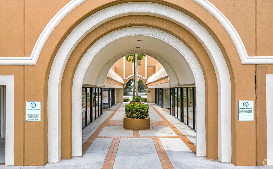 More Photos Of 5701-5881 N University Dr, Tamarac Unknown For Lease