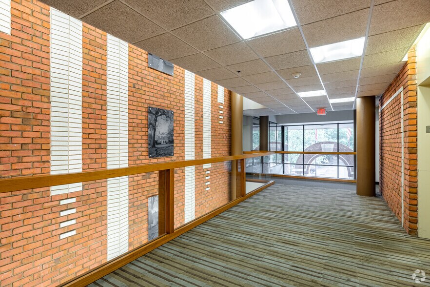 More Photos Of 9755 Dogwood Rd, Roswell Office For Lease