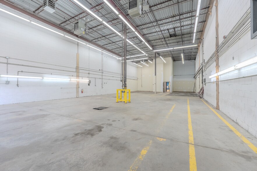 More Photos Of 8552-8678 Boul Pie-IX, Montréal Warehouse For Lease