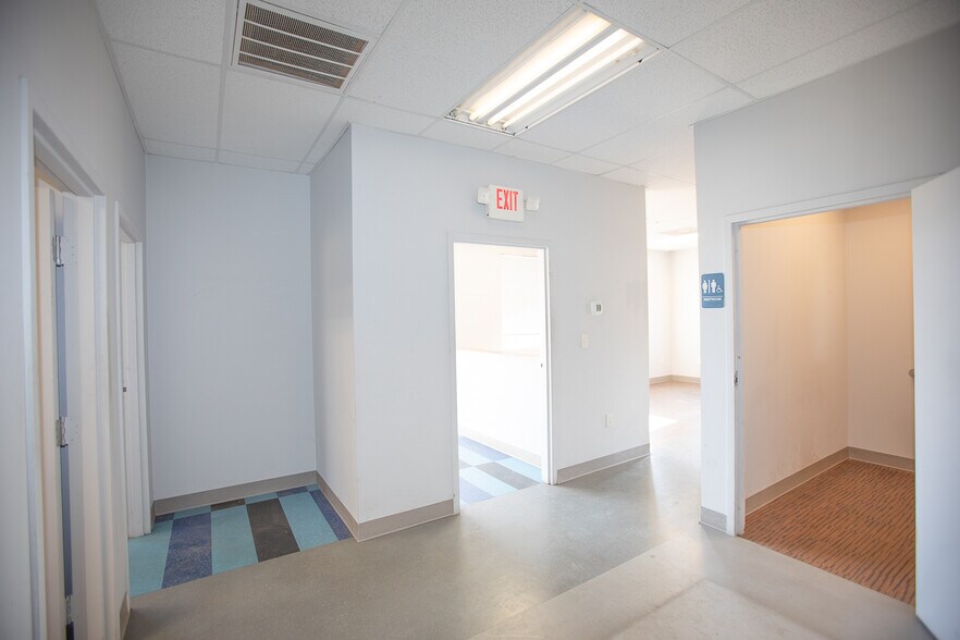 More Photos Of 12693 Lee Hwy, Washington Self Storage For Lease