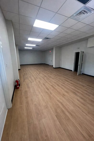 More Photos Of 2121 Meridian Ave, Huntsville Flex For Lease