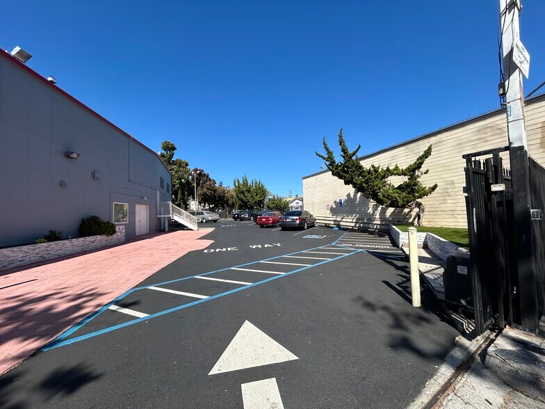 More Photos Of 300 E 18th St, Oakland Freestanding For Sale