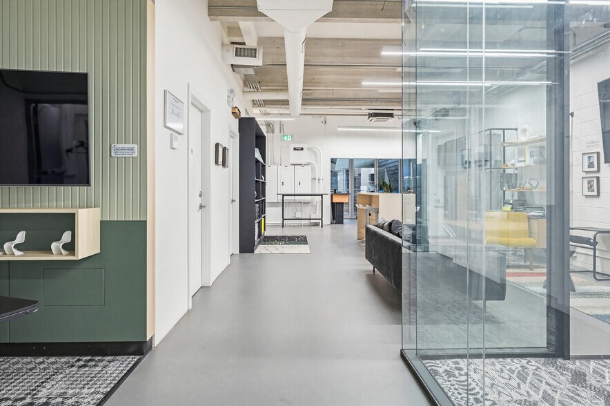 More Photos Of 118 8th Av W, Vancouver Flex For Lease