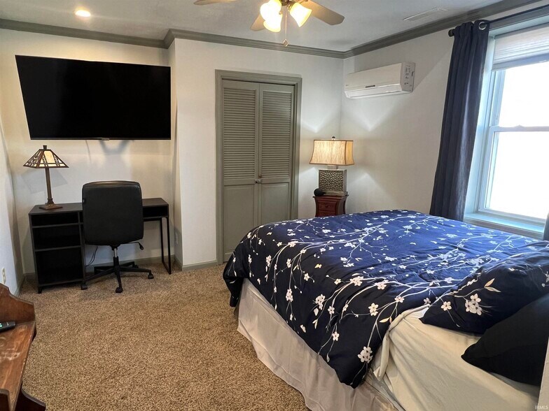 More Photos Of 128 W Walnut St, Kokomo Flex For Sale