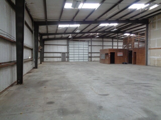 More Photos Of 903 Industrial St, Clute Unknown For Lease
