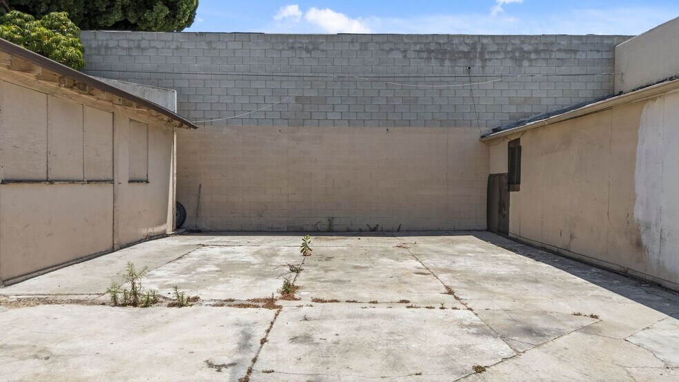 More Photos Of 14222-14226 Aetna St, Van Nuys Warehouse For Lease