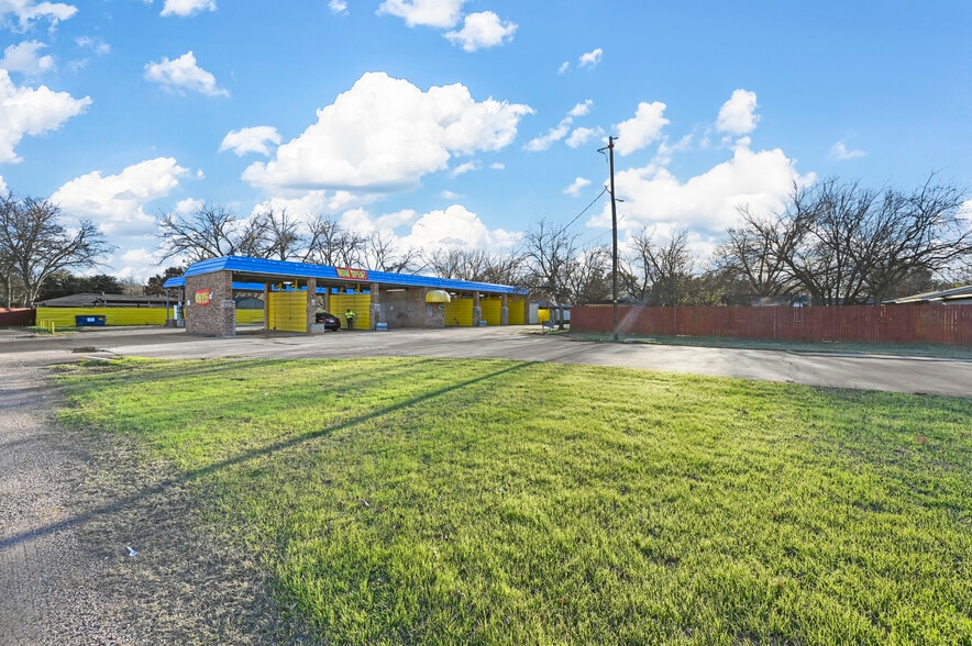 More Photos Of 805 Poindexter Ave, Cleburne Carwash For Sale
